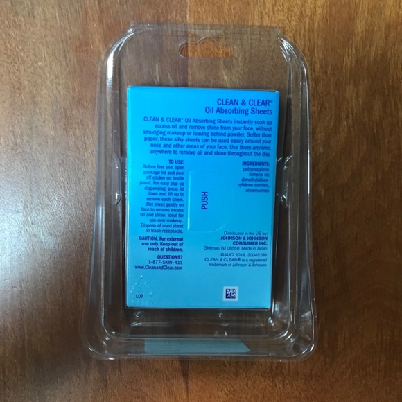 Clean & Clear Oil Absorbing Sheets 50 sheets per pack - Picture 5 of 8